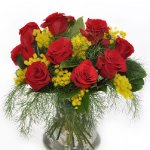 Bouquet di rose rosse e mimosa Bouquet di rose rosse e mimosa