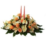 Centrotavola assortiti di fiori freschi con candele Centrotavola assortiti di fiori freschi con candele